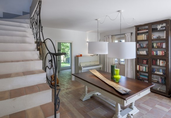Billiard room with piano, bookcase and Hi-Fi system – Casa Pilar