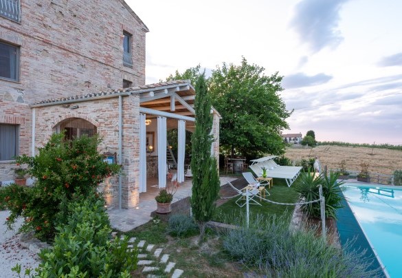 La piscina si trova davanti al portico da cui dista circa 3 m – Casa Pilar