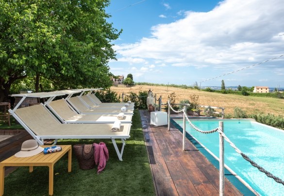 Zona solarium attrezzata con lettini – Casa Pilar