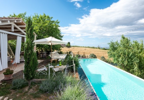 La bella piscina a sfioro si trova a pochi metri dal portico da cui si può godere dell’incantevole panorama – Casa Pilar