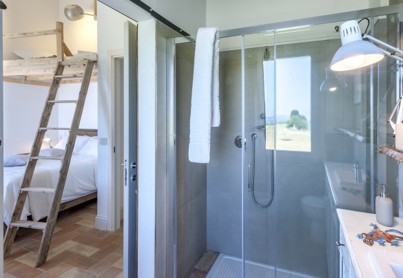 Bathroom n.2 with shower en-suite to bedroom n.2 on the second floor – Casa Pilar