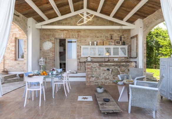 The large covered portico of about 50 sq m allows you to enjoy the property in the open air – Casa Pilar