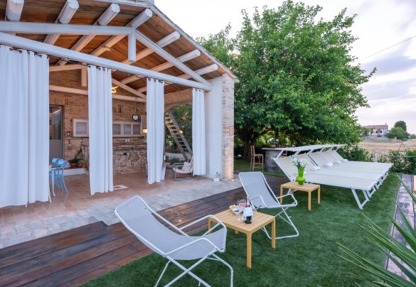 Il grande portico coperto di circa 50 mq permette di vivere la proprietà all’aria aperta – Casa Pilar