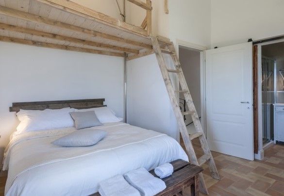 Double bedroom n.2 with en-suite bathroom and mezzanine on the second floor - Casa Pilar