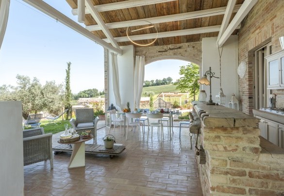 The panoramic outdoor dining area – Casa Pilar