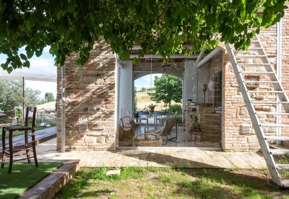 Il grande portico coperto di circa 50 mq permette di vivere la proprietà all’aria aperta – Casa Pilar