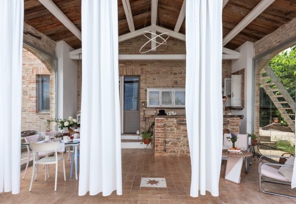Il grande portico coperto di circa 50 mq permette di vivere la proprietà all’aria aperta – Casa Pilar