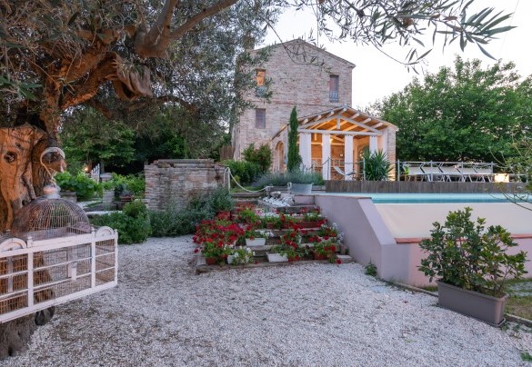 L’esterno della proprietà è pianeggiante intorno alla casa e per il resto caratterizzato da lievi terrazzamenti – Casa Pilar