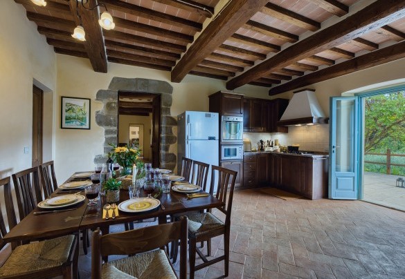 La cucina con area pranzo e uscita diretta verso la pergola - Casa Pippin