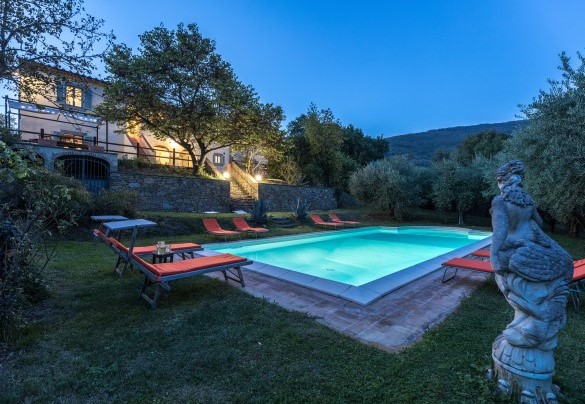 Di sera, le luci esterne illuminano il giardino creando un'atmosfera incantevole - Casa Pippin