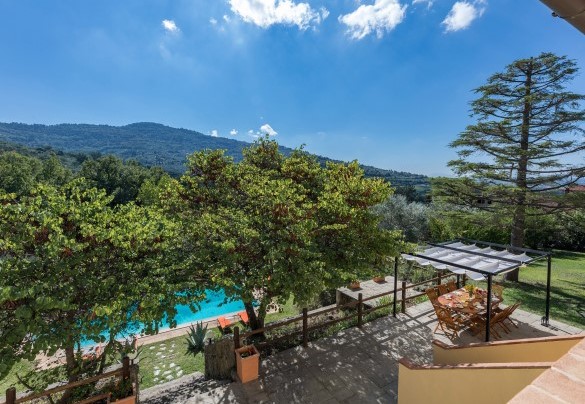Il panorama dalla terrazza al primo piano verso la piscina - Casa Pippin