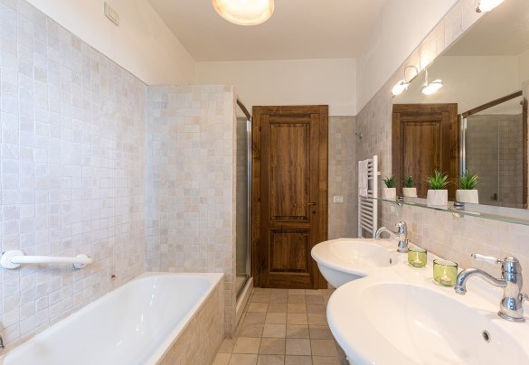 Bagno con vasca e doccia n. 2 al primo piano - Casa Pippin 
