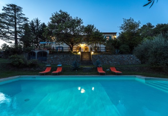 La piscina illuminata e il casale sullo sfondo - Casa Pippin