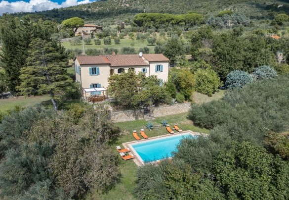 La proprietà è immersa nel cuore della campagna toscana, a pochi chilometri da Cortona - Casa Pippin