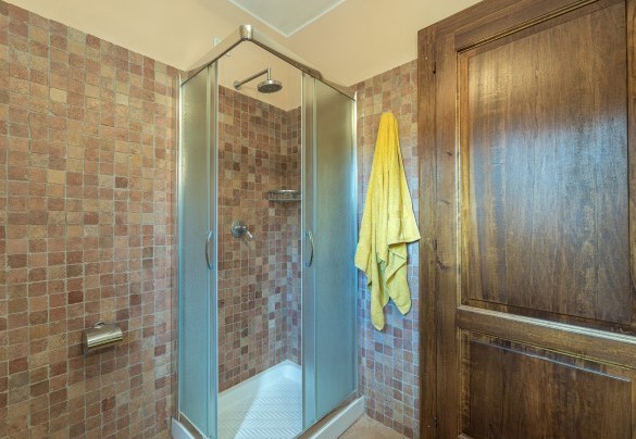 Bagno con doccia n. 1 al piano terra - Casa Pippin 