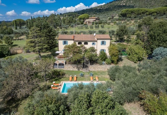 La tenuta in cui sorge la villa si estende per circa 2400 mq in parte ricoperti da macchia boschiva - Casa Pippin