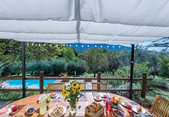 La graziosa pergola con il tavolo preparato per mangiare all'aperto - Casa Pippin