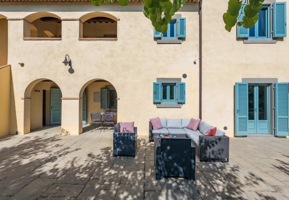 Questa dimora incarna la tradizione architettonica locale con pareti di colore giallo paglierino - Casa Pippin