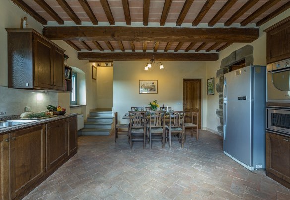 Dalla cucina parte la prima scala che conduce al piano superiore - Casa Pippin