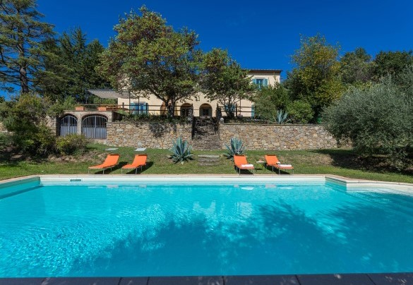 La piscina e il casale sullo sfondo - Casa Pippin