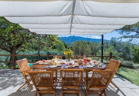 Zona pranzo ombreggiata dalla pergola - Casa Pippin