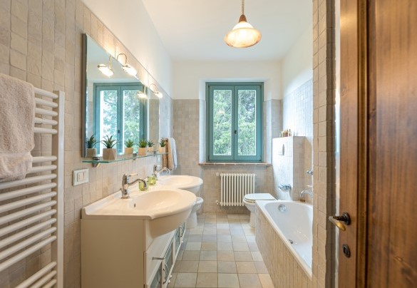 Bagno con vasca e doccia n. 2 al primo piano - Casa Pippin 