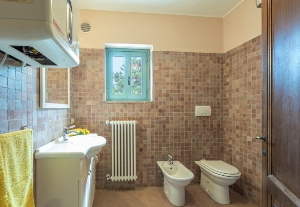 Bagno con doccia n. 1 al piano terra - Casa Pippin 