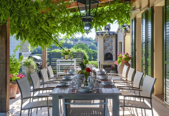 The  pergola shaded by wisteria  – Casa Sant'Elia