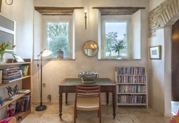 Office corner communicating with the dining area – Casa Sant'Elia