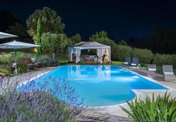 The swimming pool furnished with sunbeds, umbrellas and gazebo in the evening lights - Casa Sant'Elia