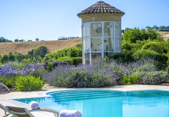 Characteristic silo that offers the convenience of an external bathroom with shower, near the swimming pool - Casa Sant'Elia