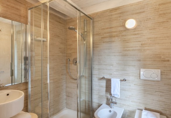 Bathroom with shower n.2 en-suite to bedroom n.2 – Casa Sant'Elia