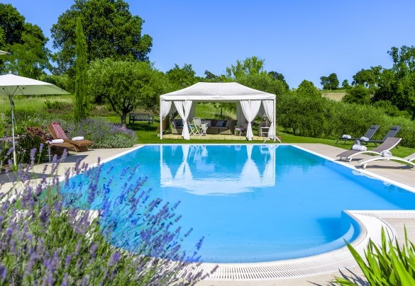 The swimming pool, purified with chlorine, measures 6 x 12 m and has a variable depth from 1.20 m to 2 m – Casa Sant'Elia