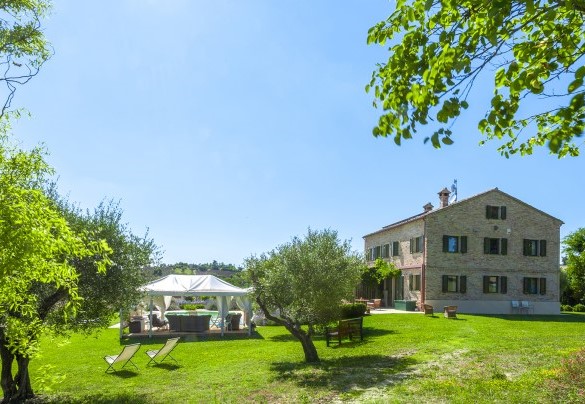 Glimpse of the villa and the gazebo furnished with sofas – Casa Sant'Elia