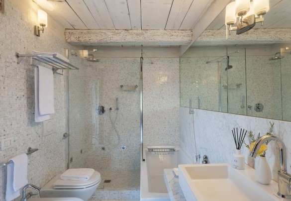 Bathroom with tub and shower n.1 en-suite to bedroom n.1 – Casa Sant'Elia