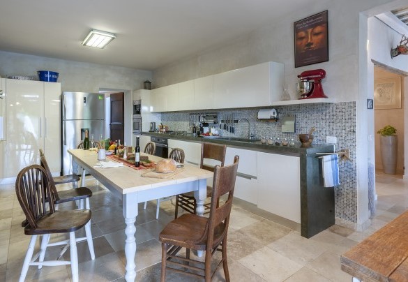The fully equipped kitchen in partial open space with the living area - Casa Sant'Elia