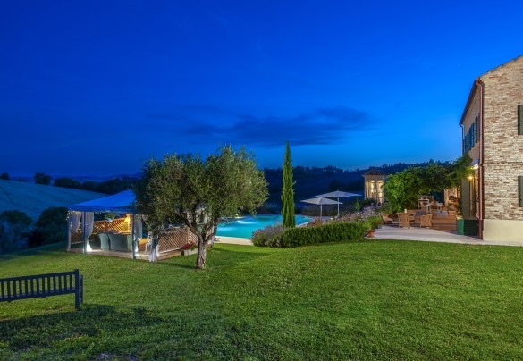 The villa and the pool in the evening lights – Casa Sant'Elia