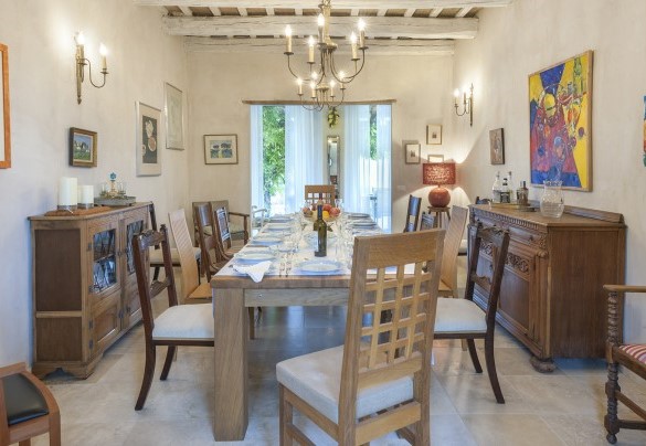 The elegant dining room with direct access to the pergola – Casa Sant'Elia