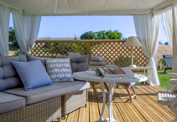 Gazebo furnished with sofas in front of the swimming pool - Casa Sant'Elia