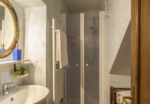 Bathroom with shower on the ground floor (unit n.2) - Casa Torrione    