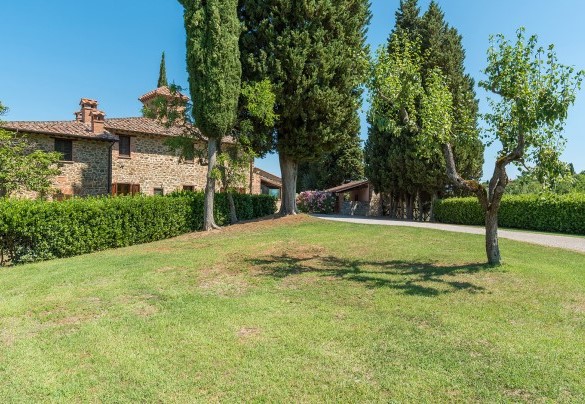 The driveway and the main house in the background - Casa Torrione