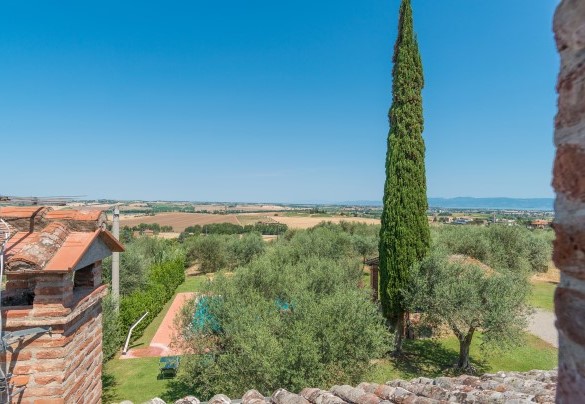  Panoramic glimpse towards Lake Trasimeno - Casa Torrione