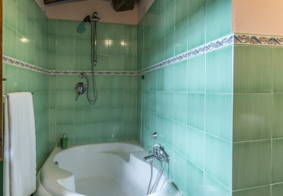 Bathroom with tub on the first floor (unit n.2) - Casa Torrione
