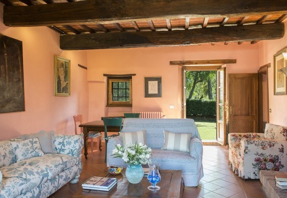 The living room, on the ground floor, in the unit 2, with direct exit - Casa Torrione    