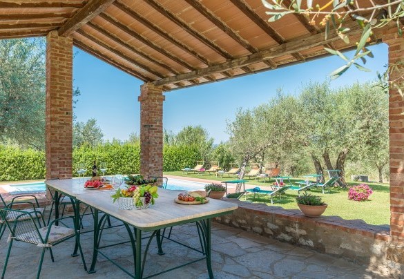 The large stone gazebo equipped with a table, chairs and portable barbecue - Casa Torrione