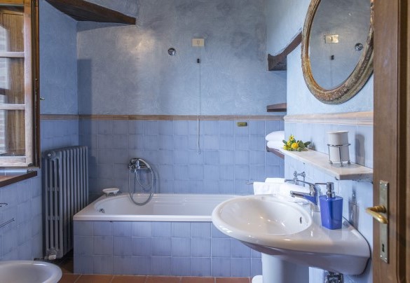 Bathroom with tub on the first floor (unit n.1) - Casa Torrione    