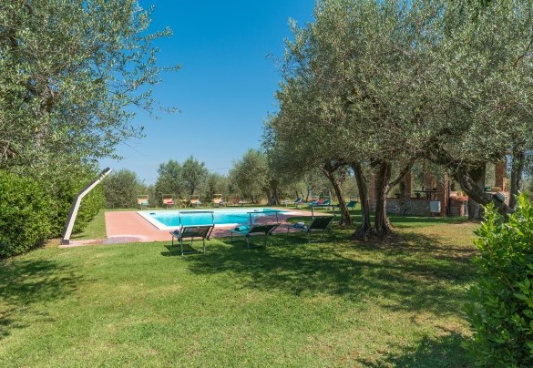 The pool is on the same level as the house, which is about 15 m away - Casa Torrione    