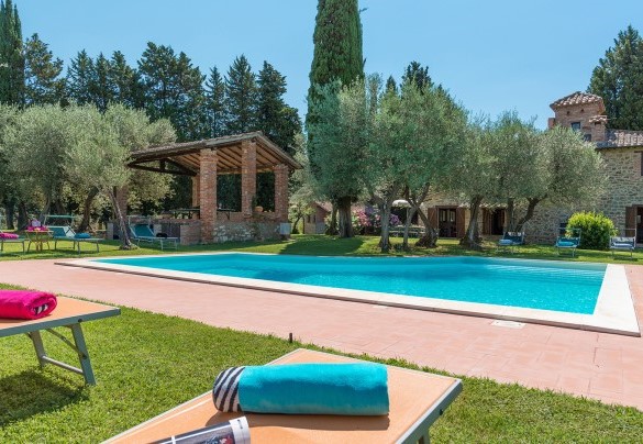 The pool and the sunbath area set up with sunbeds, umbrellas and shower - Casa Torrione