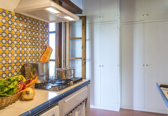  The kitchen (unit n.1) communicates comfortably with the dining room - Casa Torrione