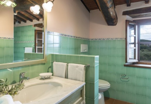 Bathroom with tub on the first floor (unit n.2) - Casa Torrione